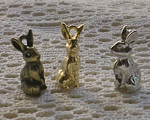 画像3: メタルチャーム/お座りうさぎ/金古美(1個)