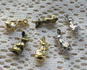 画像2: メタルチャーム/お座りうさぎ/金古美(1個)