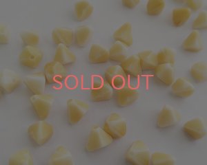 画像1: ヴィンテージ/ドイツ/ガラス/トライアングル/ミルクティホワイト/約8×7mm(4個)