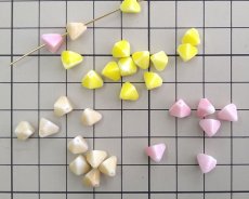 画像2: ヴィンテージ/ドイツ/ガラス/トライアングル/ミルクティホワイト/約8×7mm(4個) (2)