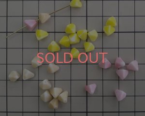 画像2: ヴィンテージ/ドイツ/ガラス/トライアングル/ミルクティホワイト/約8×7mm(4個)