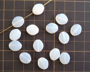 画像2: チェコガラスビーズ/フラットオーバル/ミルキーホワイト/約12×10mm(6個)