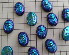 画像2: ns209/ヴィンテージ/ドイツ/ガラスカボション/スカラベ/ブラックオーロラ/約25×18mm（1個） (2)