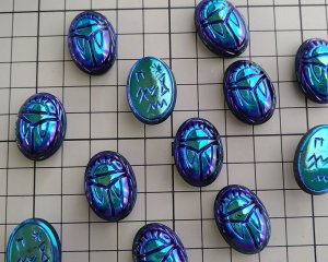画像2: ns209/ヴィンテージ/ドイツ/ガラスカボション/スカラベ/ブラックオーロラ/約25×18mm（1個）