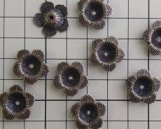 画像2: ブラスフラワーパーツ/日本製/金古美/17mm（1個） (2)