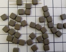 画像2: チェコガラスビーズ/2ホールタイル/マットカーキブラウン(10個） (2)