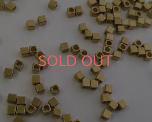 画像1: メッキなし真鍮/ビーズ/キューブ/約2.5mm（10個）