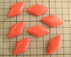 画像2: ヴィンテージ/ドイツ/プラスチック/ラージフラットダイヤモンド/コーラル（1個） (2)