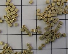 画像2: メッキなし真鍮/ビーズ/キューブ/約2mm（10個） (2)