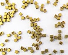 画像1: メッキなし真鍮/ビーズ/キューブ/約2mm（10個） (1)
