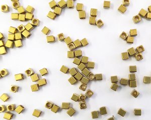 画像1: メッキなし真鍮/ビーズ/キューブ/約2mm（10個）