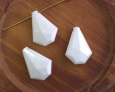 画像1: ヴィンテージ/ドイツ/プラスチック/ホワイトカットドロップ/約10mm（1個） (1)