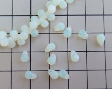 画像2: チェコガラスビーズ/ドロップ/イエローオパールミックス（ウラン）/約4×6mm(24個) (2)