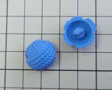 画像2: ヴィンテージ/イングランド/プラスチック/ブルーヤーンボタン（1個） (2)