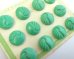 画像1: ヴィンテージ/イングランド/プラスチック/グリーンラウンドボタン（1個） (1)