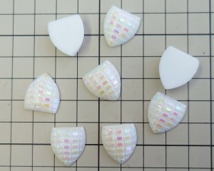 画像2: ns333/ヴィンテージ/ドイツ/ガラスカボション/チェッカーシールド/ホワイトオーロラ(1個）