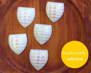 画像1: ns333/ヴィンテージ/ドイツ/ガラスカボション/チェッカーシールド/ホワイトオーロラ(1個）