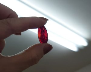 画像4: ns330/ヴィンテージ/ドイツ/ガラスカメオ/花輪を持つ女神/ダークレッド/約20×10mm(1個）
