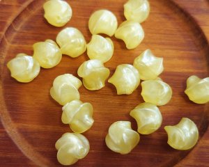 画像1: ヴィンテージ/ドイツ/プラスチック/ツイストラウンド/シルキーレモン（1個）