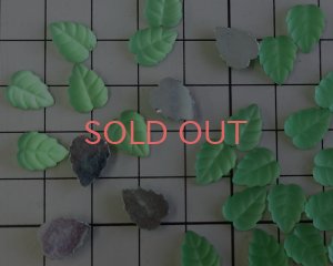 画像2: ns372/ヴィンテージ/ドイツ/ガラスカボション/ミニフロストリーフ/ペリドット(1個)