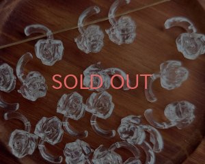 画像1: ヴィンテージ/ドイツ/プラスチック/クリアローズドロップ(2個)