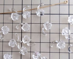画像2: ヴィンテージ/ドイツ/プラスチック/クリアローズドロップ(2個)