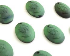 画像2: ns375/ヴィンテージ/ドイツ/ガラスカメオペンダント/グリーンブラック/約18×13mm（1個） (2)