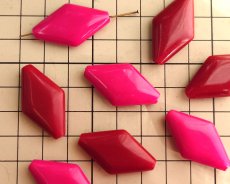 画像2: ヴィンテージ/ドイツ/プラスチック/ラージフラットダイヤモンド/ピンクパープル（1個） (2)