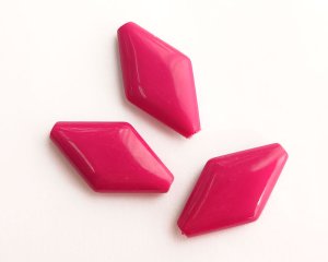 画像1: ヴィンテージ/ドイツ/プラスチック/ラージフラットダイヤモンド/ピンクパープル（1個）