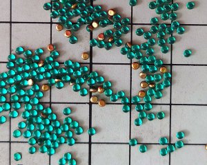 画像2: ns371/ヴィンテージ/ガラスカボション/エメラルド/約2mm(10個)