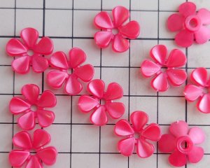 画像2: ヴィンテージ/ドイツ/プラスティック/フラワーQ/シルキーレッド（4個）