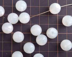 画像2: ヴィンテージ/ヨーロッパ/プラスチック/ムーングロウラウンド/約12mm(2個) (2)