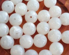 画像1: ヴィンテージ/ヨーロッパ/プラスチック/ムーングロウラウンド/約12mm(2個) (1)