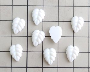 画像2: ns372/ヴィンテージ/ドイツ/ガラスカボション/ミニフロストリーフ/マットホワイト(1個)