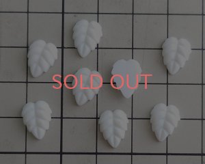 画像2: ns372/ヴィンテージ/ドイツ/ガラスカボション/ミニフロストリーフ/マットホワイト(1個)