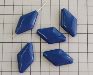 画像2: ヴィンテージ/ドイツ/プラスチック/ラージフラットダイヤモンド/ネイビー（1個）