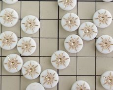 画像2: ヴィンテージ/ドイツ/プラスチック/ゴールドスノーフレーク約10mm（1個） (2)