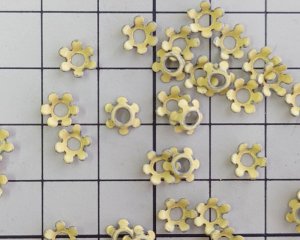 画像2: ヴィンテージ/メタル/フラワーパーツ/イエロー（1個）