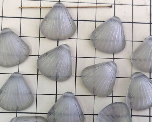 画像2: ヴィンテージ/ドイツ/プラスチック/シェルペンダント/フロストグレー(1個)