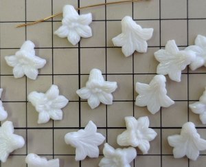 画像2: ヴィンテージ/ドイツ/プラスチック/フラワードロップ/オフホワイト(1個)