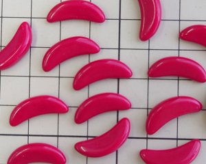 画像2: ヴィンテージ/チェコ/ガラス/ムーン/オペークレッド/約21×8mm(1個)