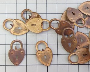 画像2: ヴィンテージ/ブラス/ツメ付きスタンピングパーツ/ハートの錠前(1個)