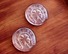画像1: ヴィンテージ/ドイツ/ガラスインタリオ/蹄鉄と四葉/約18mm（1個） (1)