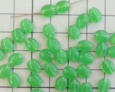 画像2: チェコガラスビーズ/フラットオーバル/ミルキーグリーン/約8×6mm(4個) (2)