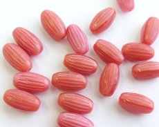 画像1: チェコガラスビーズ/リブオーバル/オペークピンク/約13×7mm(2個) (1)