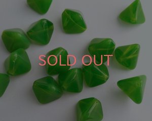 画像1: チェコガラスビーズ/ダブルピラミッド/ミルキーグラスグリーン/約13mm（2個）