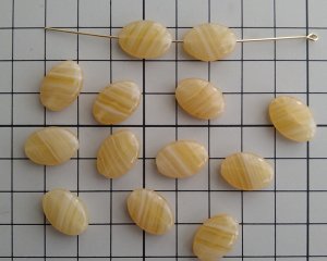 画像2: チェコガラスビーズ/フラットオーバル/バタースカッチ/約11×16mm(2個)