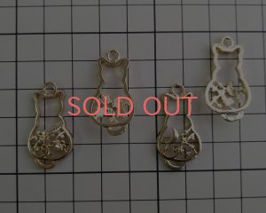 画像3: メタルチャーム/猫と桜/ライトゴールド(1個)