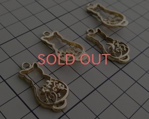 画像2: メタルチャーム/猫と桜/ライトゴールド(1個)