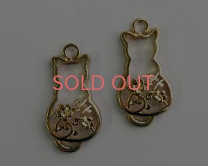 画像1: メタルチャーム/猫と桜/ライトゴールド(1個)